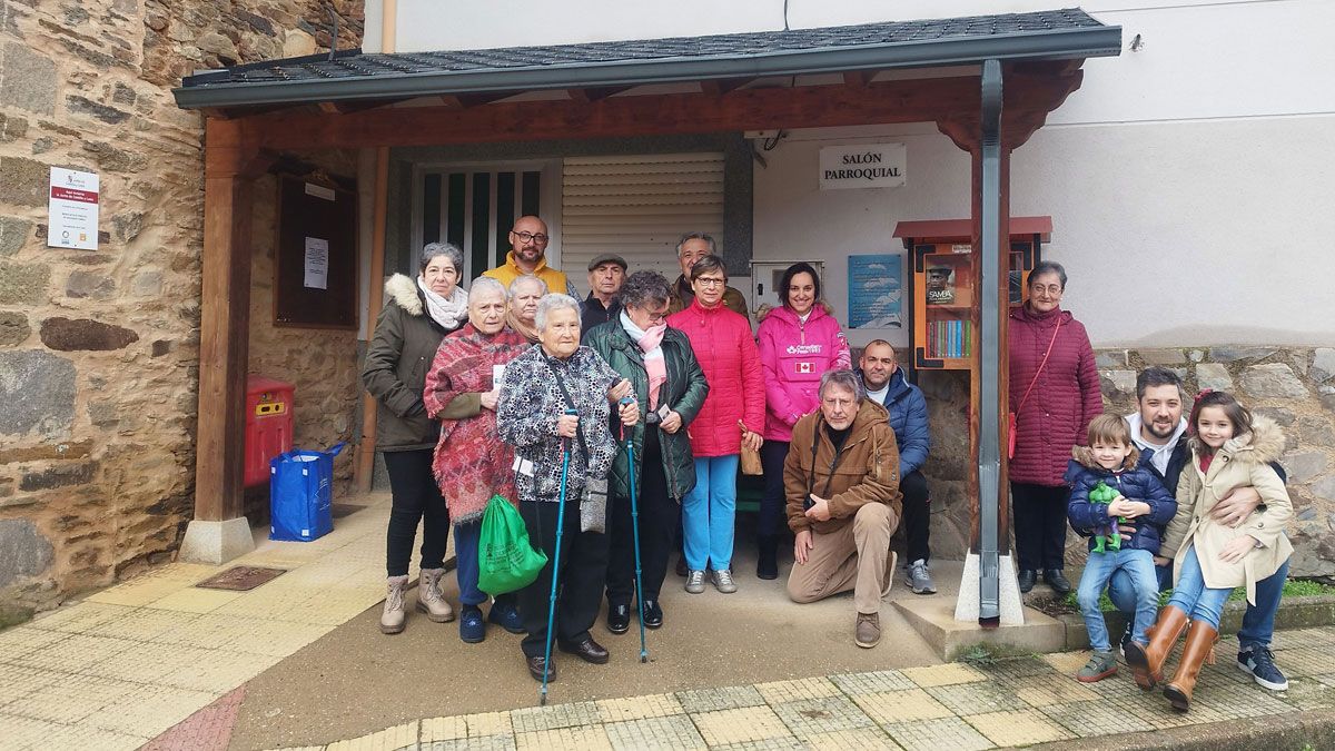 Inauguración de la minibiblioteca con la que cuenta Santa Marina.