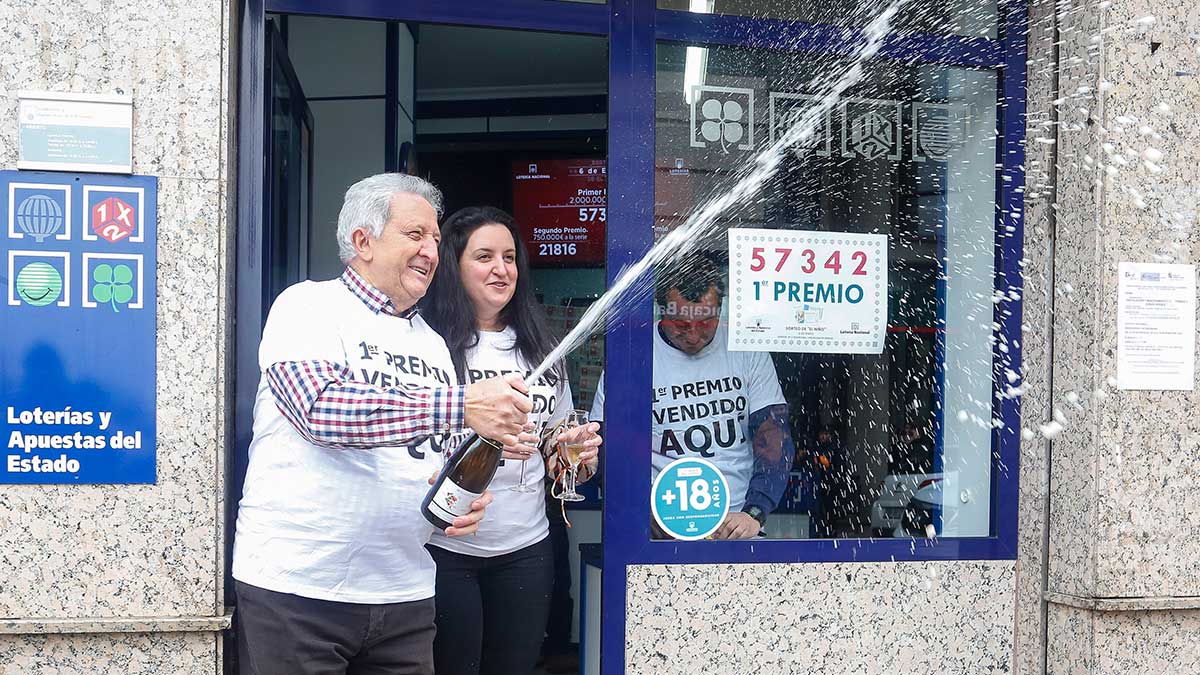 Celebración, en Veguellina de Órbigo, de un primer premio de 'El Niño'. | ICAL