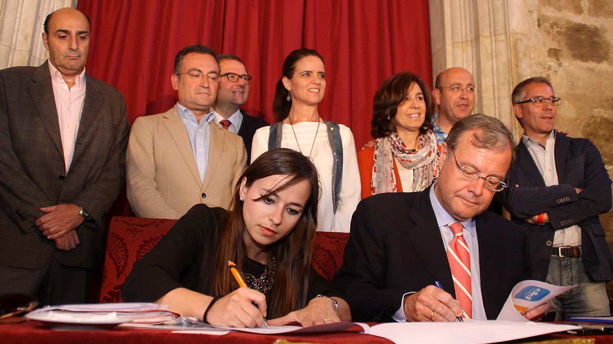 Imagen de archivo de la firma del acuerdo entre Ciudadanos y el PP para la investidura de Antonio Silván como alcalde de León. | ICAL