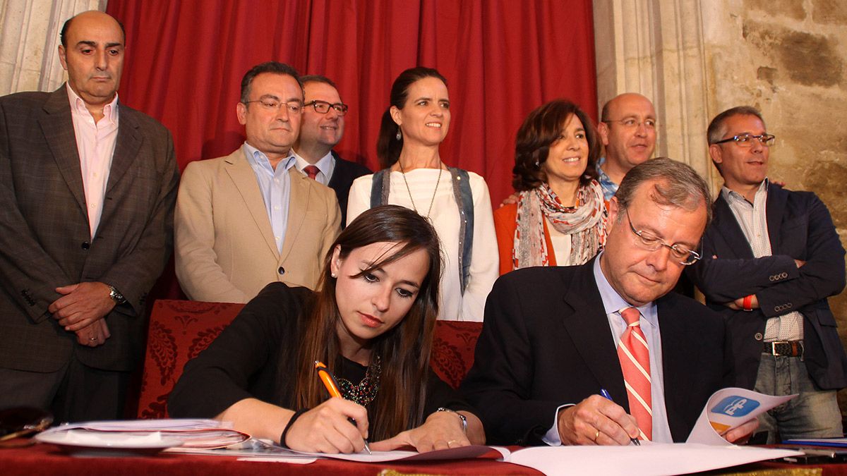 Imagen de archivo de la firma del acuerdo entre Ciudadanos y el PP para la investidura de Antonio Silván como alcalde de León. | ICAL Imagen de archivo de la firma del acuerdo entre Ciudadanos y el PP para la investidura de Antonio Silván como alcalde de León. | ICAL