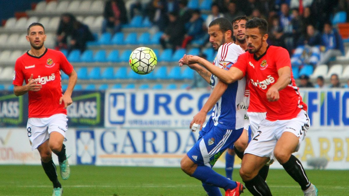 Yuri pelea un balón ante el Nástic. | CÉSAR SÁNCHEZ