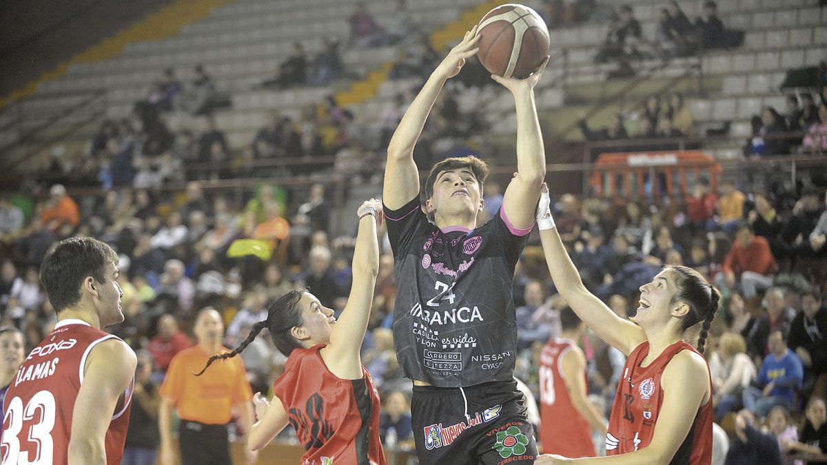 Antonio Martínez, del Ademar, intenta anotar jugando a baloncesto. | JESÚS F. SALVADORES