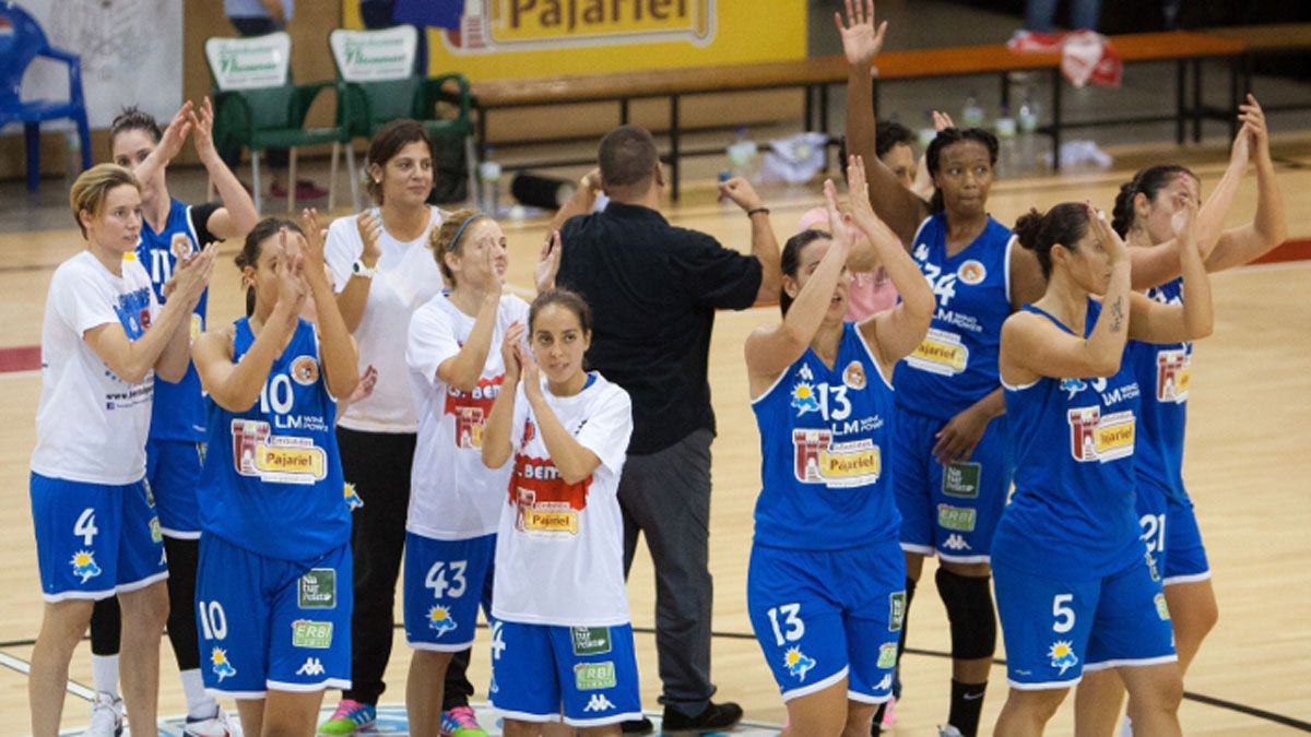 Jugadoras del Bembibre saludan a su afición. | CB BEMBIBRE