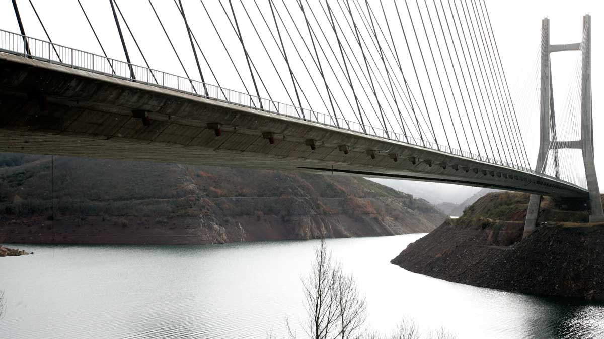 La autopista AP-66 sobre el embalse de Barrios de Luna. | ICAL