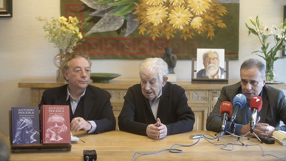 Juan Carlos Mestre, Antonio Gamoneda y Joaquín Otero durante la presentación en la Casa-Museo Antonio Pereira. | JESÚS F. SALVADORES