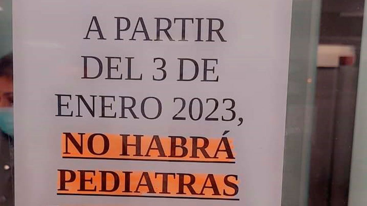 Cartel en el que se anuncia que el servicio de Pediatría de guardia se elimina.