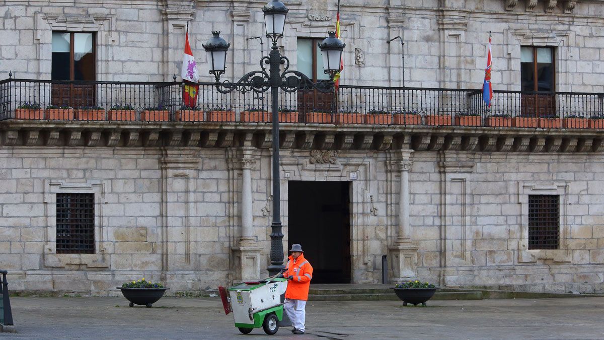 Trabajadores del servicio de limpieza piden al Ayuntamiento que medie con la empresa. | M.I. Trabajadores del servicio de limpieza piden al Ayuntamiento que medie con la empresa. | M.I.
