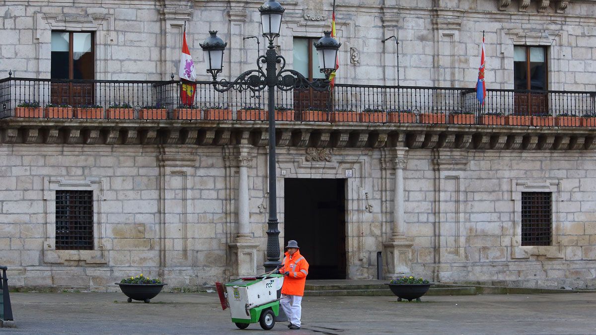 Trabajadores del servicio de limpieza piden al Ayuntamiento que medie con la empresa. | M.I.