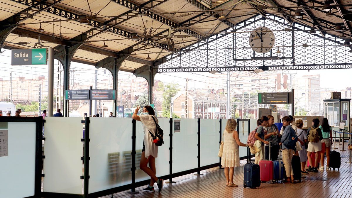 Viajeros esperando al tren en la Estación de Campo Grande | ICAL