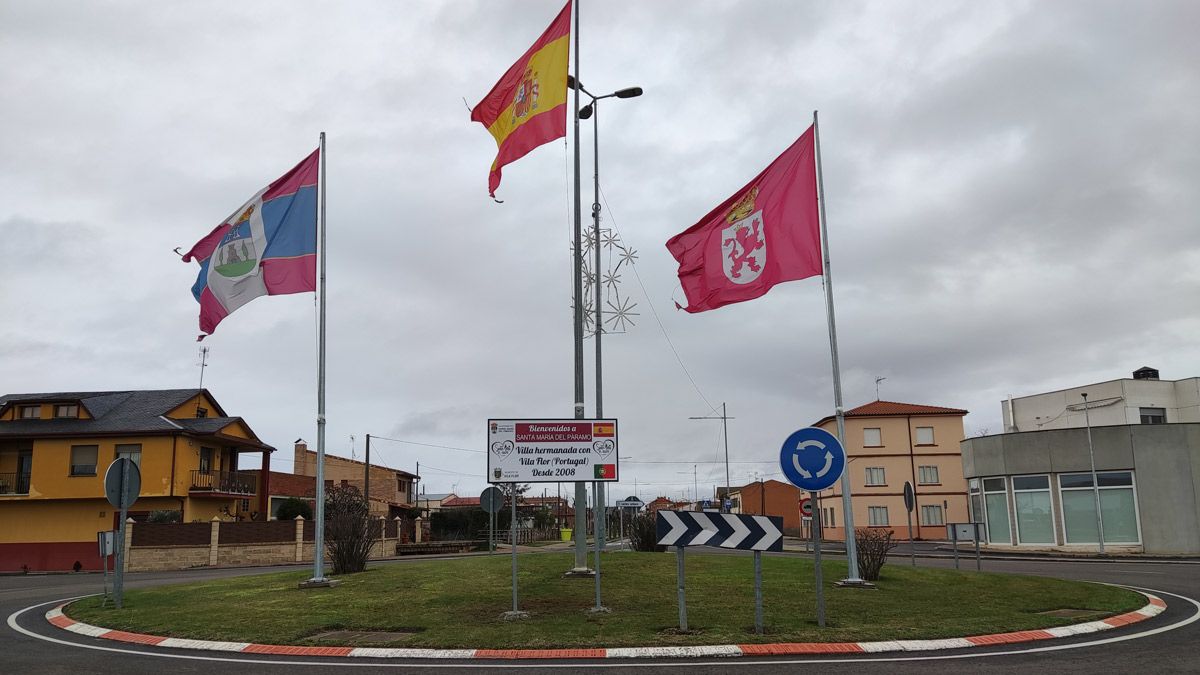 Placa por el hermanamiento con la localidad portuguesa de Vilaflor en la rotonda hacia La Bañeza. | A. R.