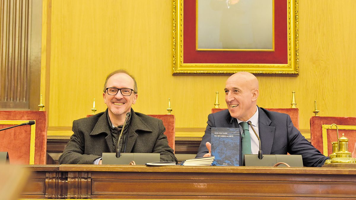 El alcalde le entrega el premio a Miguel Ángel Zamora en el Ayuntamiento de San Marcelo. | SAÚL ARÉN