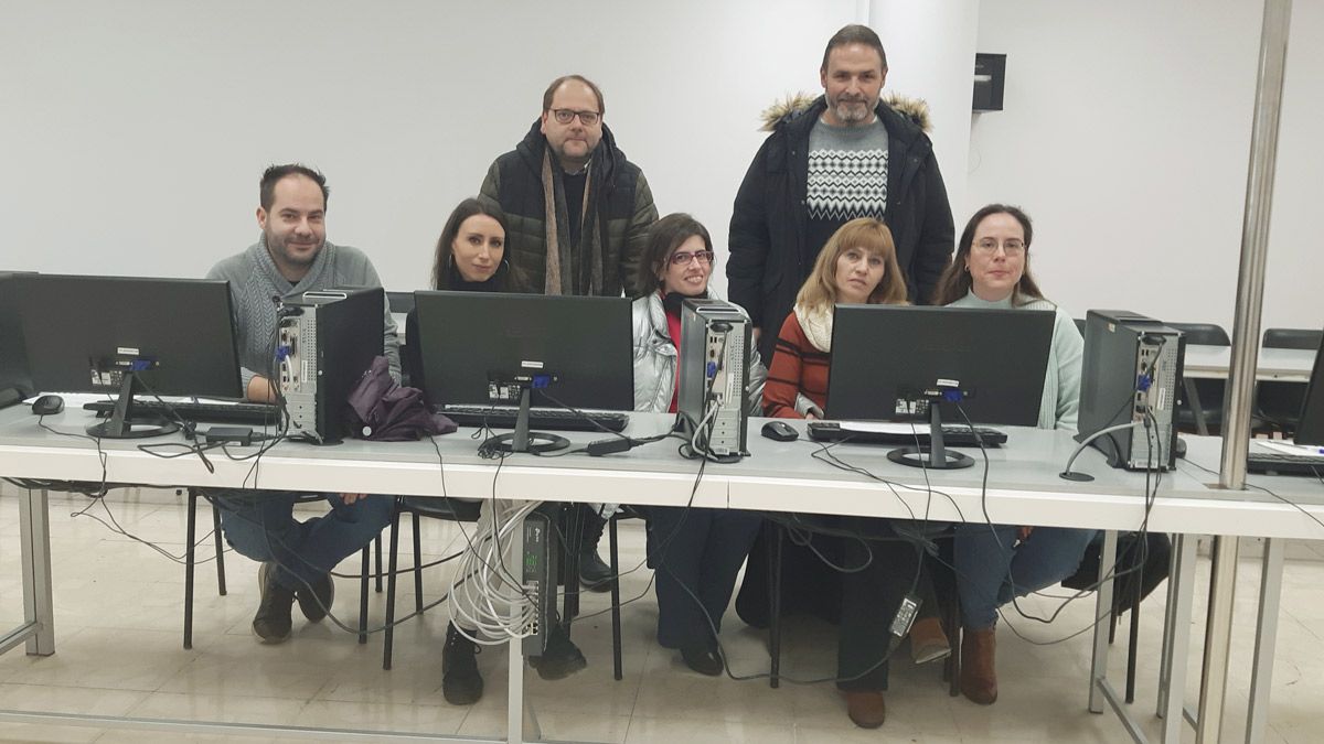 Javier Carrera y José Luis del Riego junto algunos de los empleados. | L.N.C.