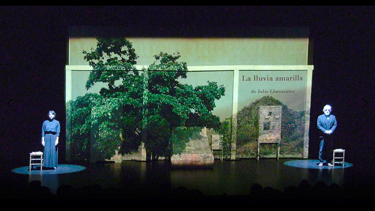 Imagen de la adaptación teatral de ‘La lluvia amarilla’ de Julio Llamazares que se pudo ver en el auditorio.