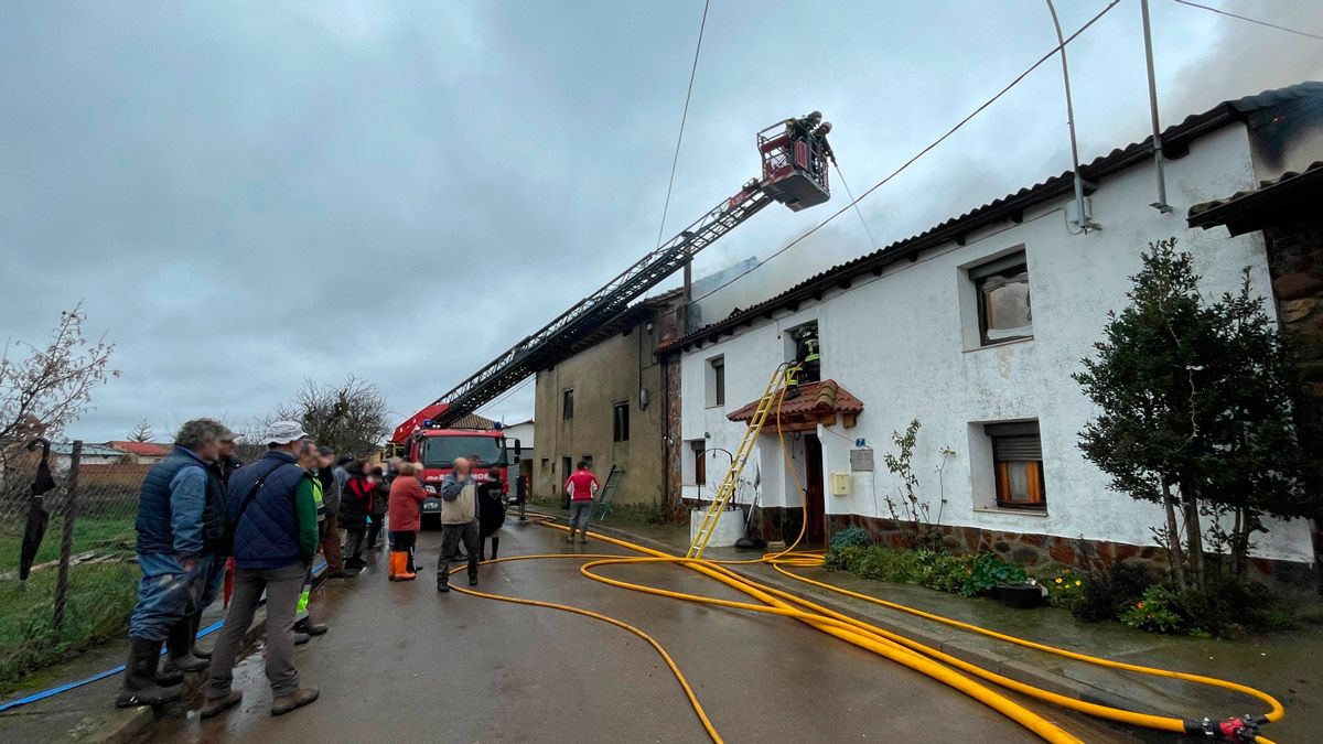 Los Bomberos sofocando las llamas del incendio de Isoba. | BOMBEROS LEÓN