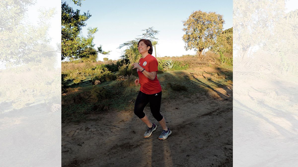 Elena Luna corriendo ayer en Kenia. | L.N.C. Elena Luna corriendo ayer en Kenia. | L.N.C.