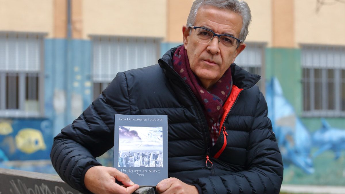 David Castañeiras posando con su libro. | ICAL David Castañeiras posando con su libro. | ICAL
