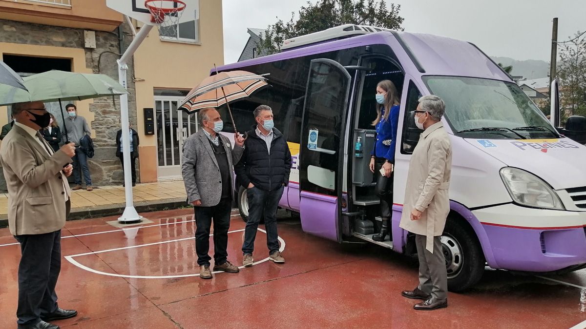 Imagen de archivo de uno de los buses que hace la ruta en la zona berciana de Toreno. | L.N.C.