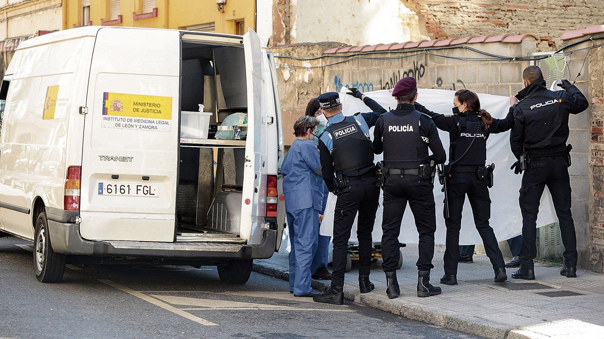 Traslado del cadáver que apareció calcinado en mayo de 2021 en El Crucero a raíz de un suicidio. | CAMPILLO (ICAL)