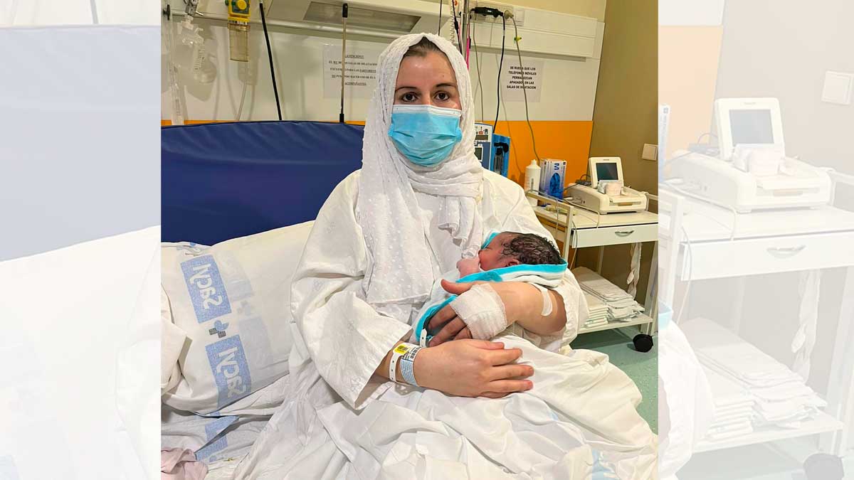 Anass, segundo bebé nacido en el Hospital de León, junto a su madre. | L.N.C.