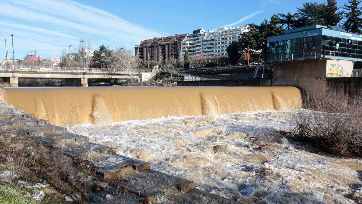 Estado que presenta el río Bernesga a su paso por León este lunes. | (CAMPILLO) ICAL