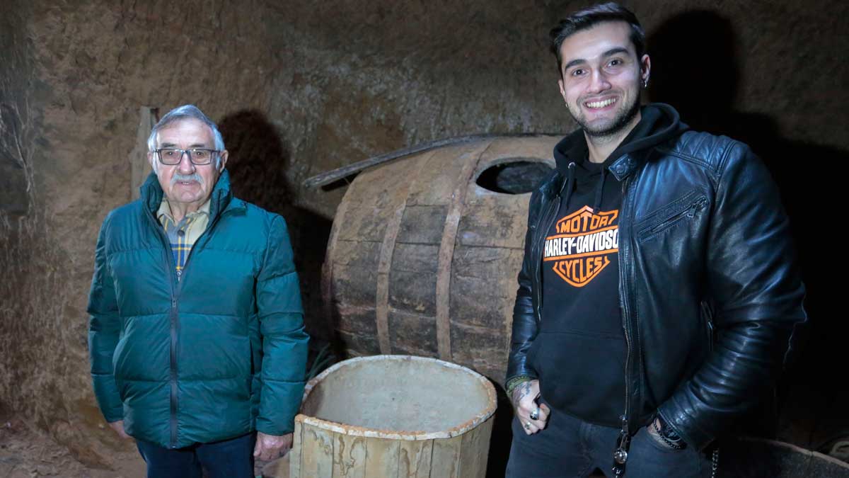 Claudiano Pellitero y su nieto Saúl Coque, rehabilitan una bodega familiar en Valdevimbre. | (CAMPILLO) ICAL