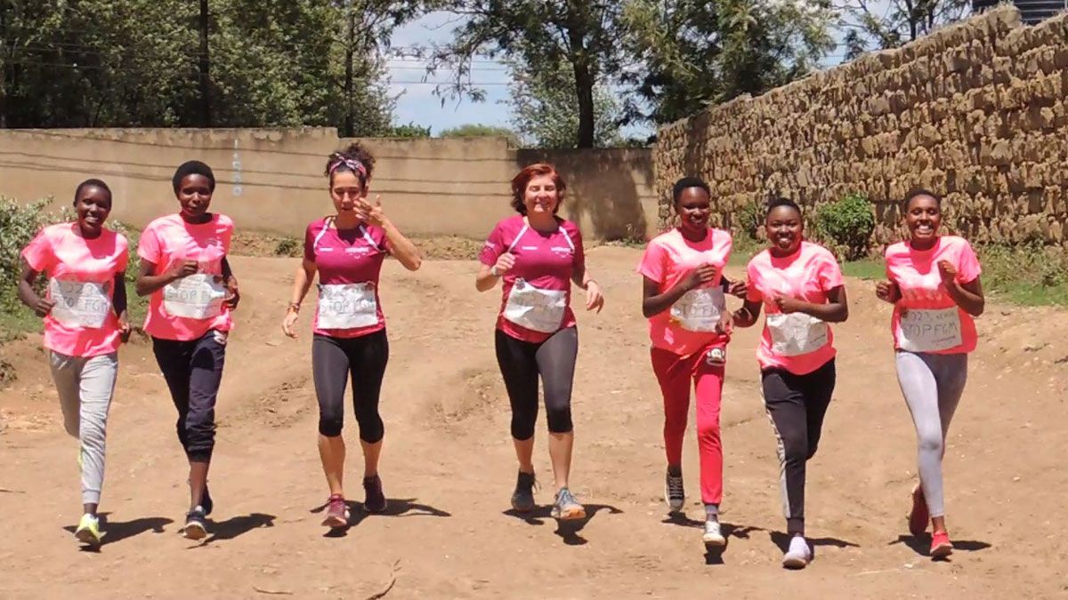 Elena, a la derecha, junto a su compañera Mónica y las niñas que las acompañaron en la maratón de fin de año. | WANAWAKE