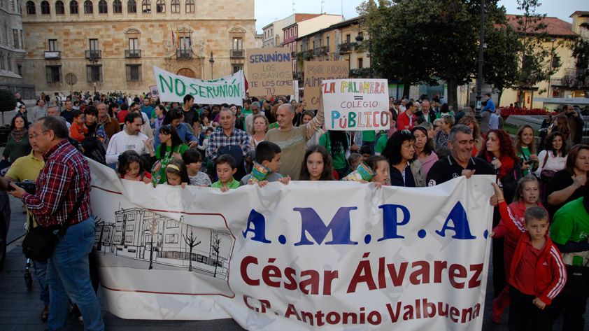 Una de las manifestaciones de León para que la Junta rescindiera el contrato con Serunión. | MAURICIO PEÑA