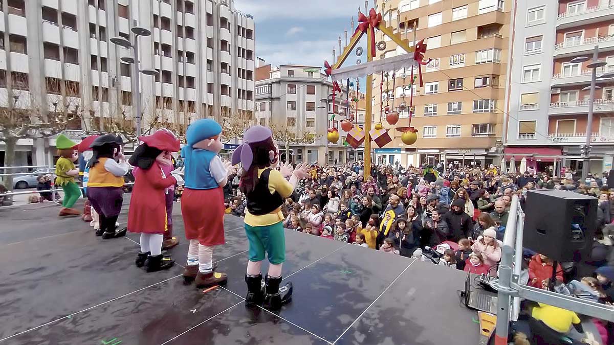 El pasacalles hizo las delicias de cientos de niños de la capital leonesa. | L.N.C.