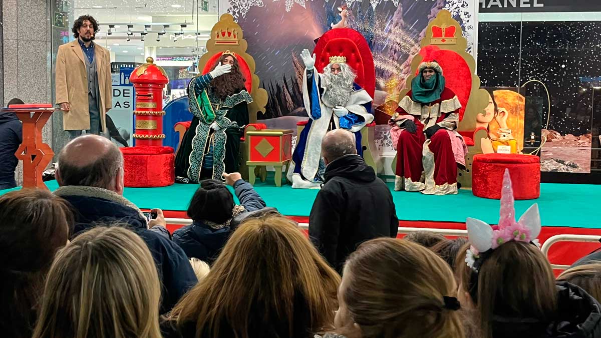 Un instante de la recepción que El Corte Inglés de León realizó este lunes a Melchor, Gaspar y Baltasar. | SAÚL ARÉN