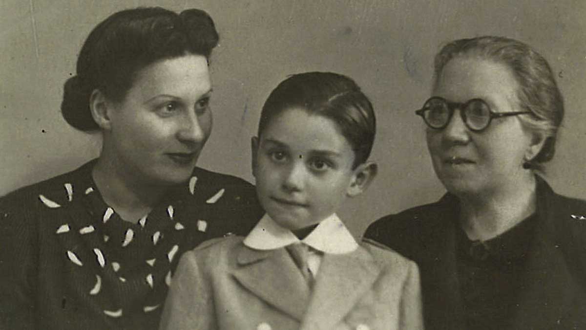 Manuela con su hijo mayor (hijo de José) y su madre, Victorina García. | ARCHIVO FAMILIAR