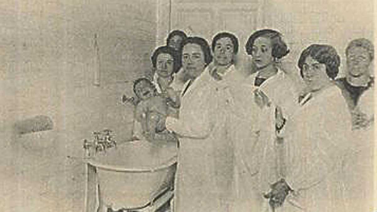 Nieves González Barrio con un bebé en brazos. | HAUASER Y MENET Nieves González Barrio con un bebé en brazos. | HAUASER Y MENET