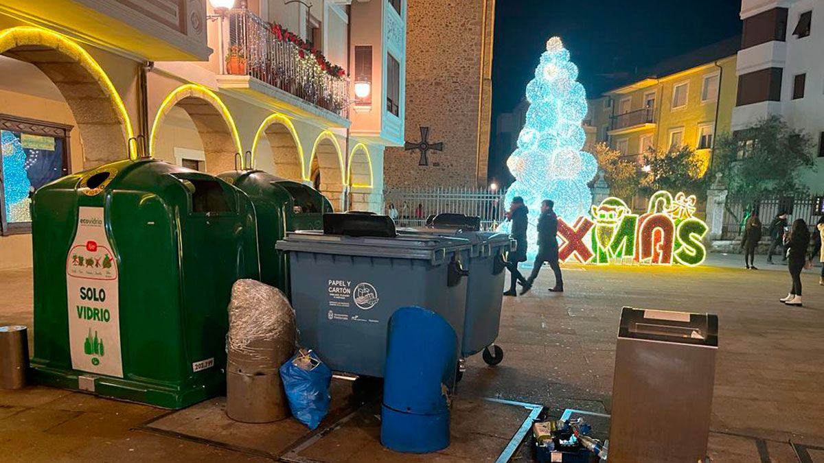 Los contenedores ante la Basílica de la Encina dan una imagen incorrecta de la ciudad.