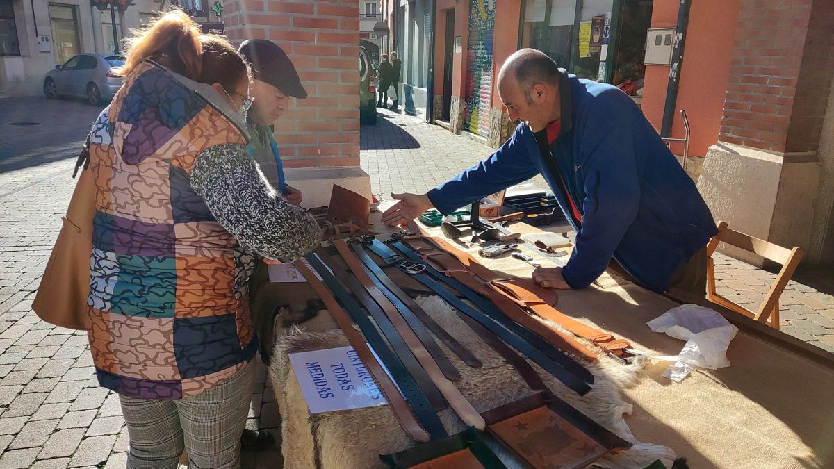 Uno de los puestos del mercadillo navideño de Santa María del Páramo. | A. R.