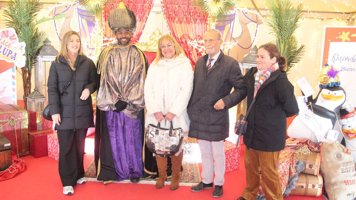 Recepción de autoridades al Mago Chalupa, que estos días está en Ponferrada. Recepción de autoridades al Mago Chalupa, que estos días está en Ponferrada.