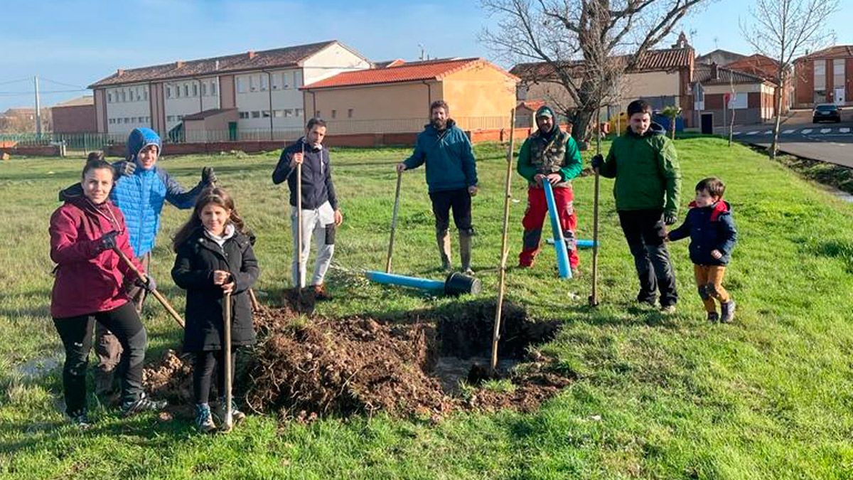 Foto de grupo de algunos de los participantes en la reforestación. | L.N.C.