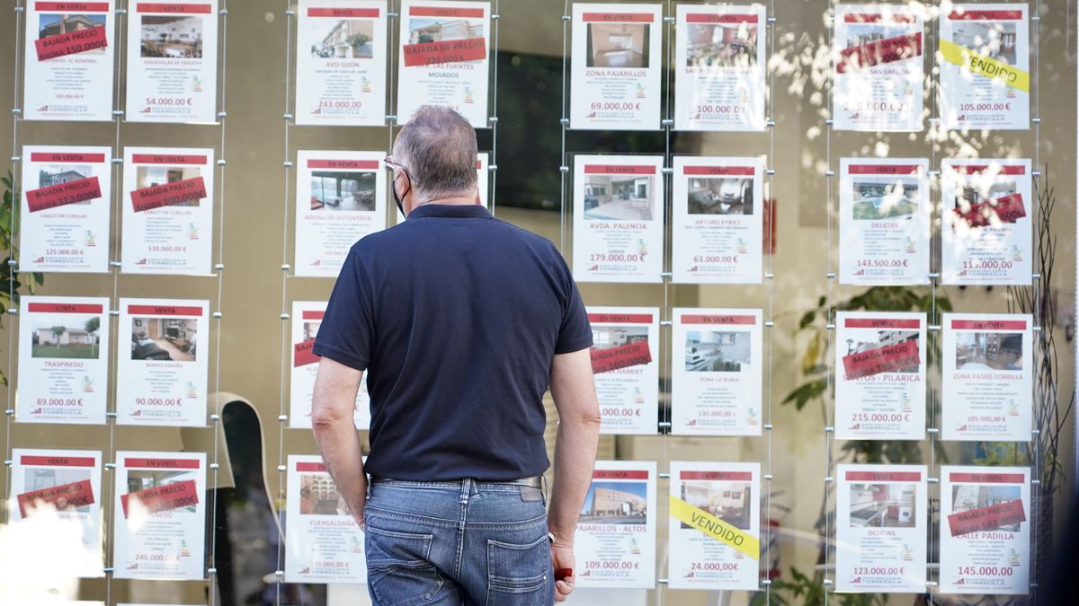 Un hombre observa el escaparate de una inmobiliaria. | MIRIAM CHACÓN (ICAL)