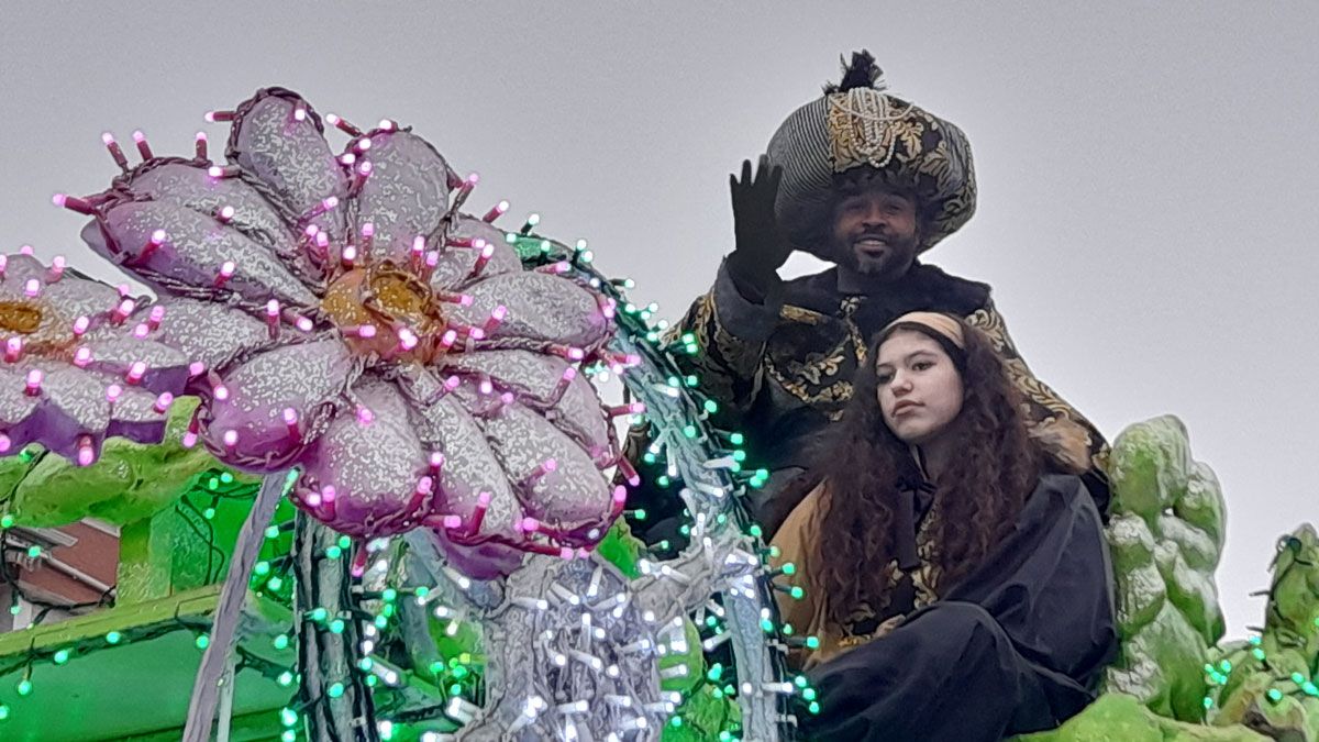 El Mago Chalupa encabezó la comitiva de reyes en Ponferrada. | MAR IGLESIAS