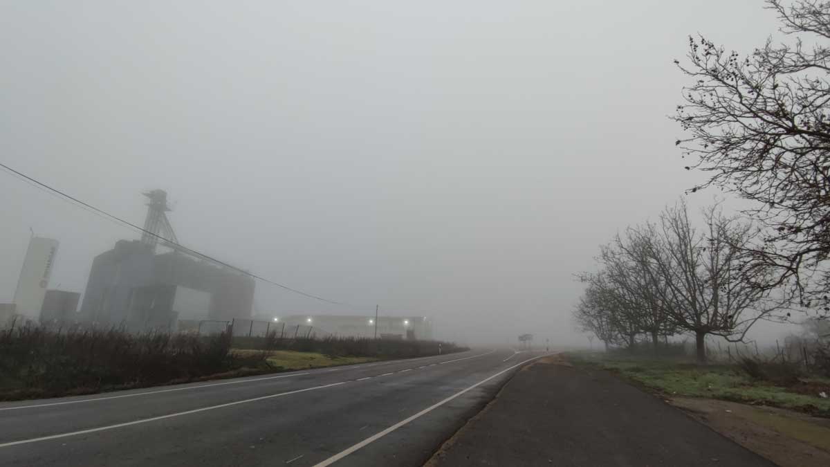 Niebla intensa en la mañana de este viernes en Santa María del Páramo. | A. R.