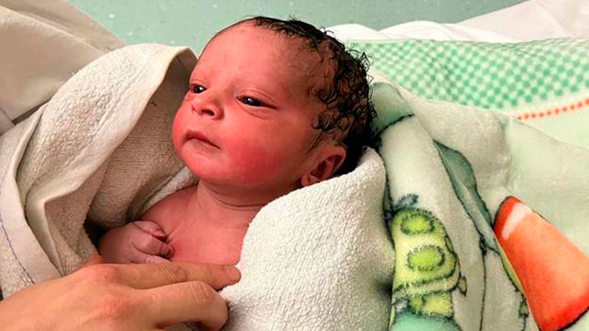 Solo hay imágenes del segundo bebé, Anass, que nació en León, el resto no ha querido inmortalizar el momento.