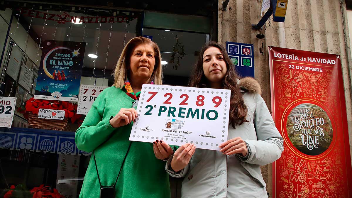 Las responsables de la administración posando con el número ganador del segundo premio de 'El Niño'. | SÁUL ARÉN