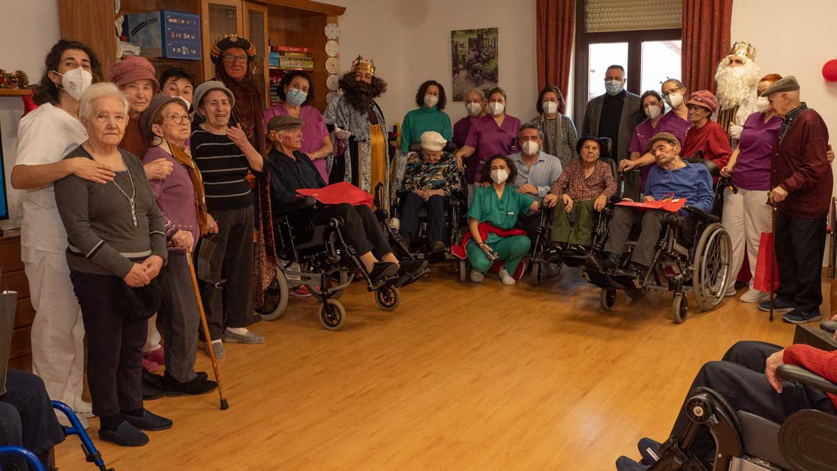 Morán y los Reyes Magos durante la visita al centro de Santa Luisa. | L. N. C.