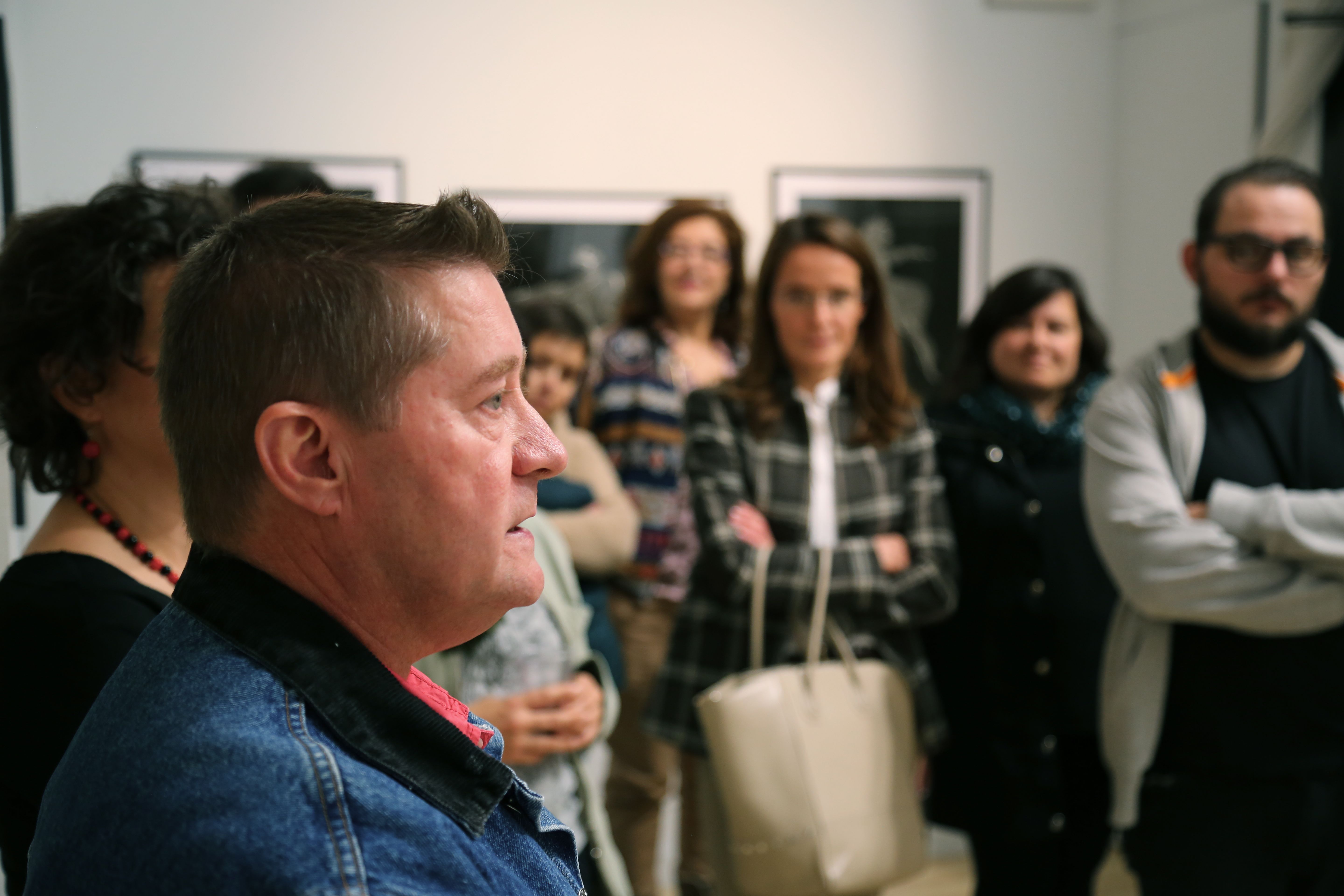 Imágenes del día de la presentación de la muestra en la galería, con Martinferre en primer término. | R. R.