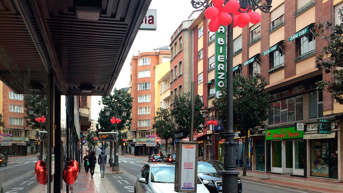 La avenida de La Puebla en unas navidades anteriores, con la decoración de los comerciantes. | M.I.