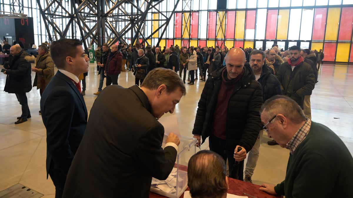 Un momento de las votaciones en el Palacio de Exposiciones. | JESÚS F. SALVADORES Un momento de las votaciones en el Palacio de Exposiciones. | JESÚS F. SALVADORES