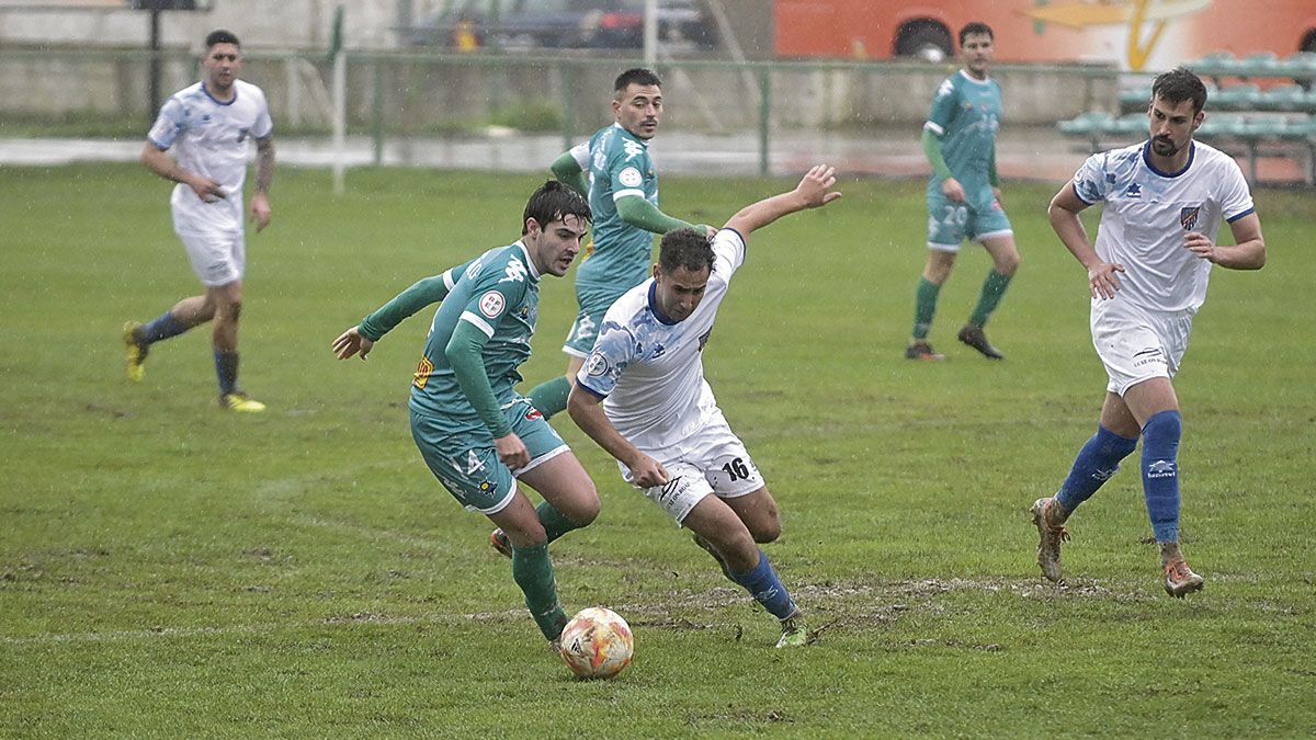 Un lance del partido disputado en La Eragudina. | JESÚS F. SALVADORES Un lance del partido disputado en La Eragudina. | JESÚS F. SALVADORES
