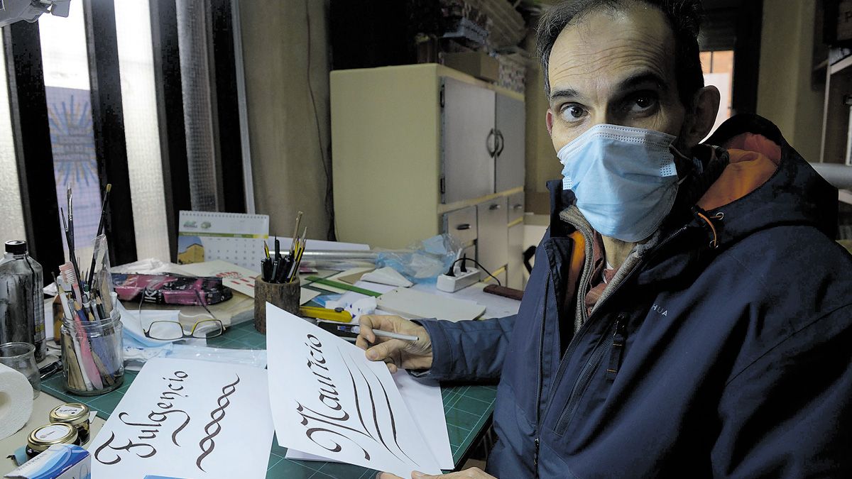 Jesús Gigosos en su taller de Fresno de la Vega con algunos de sus trabajos artesanos en caligrafía. | MAURICIO PEÑA