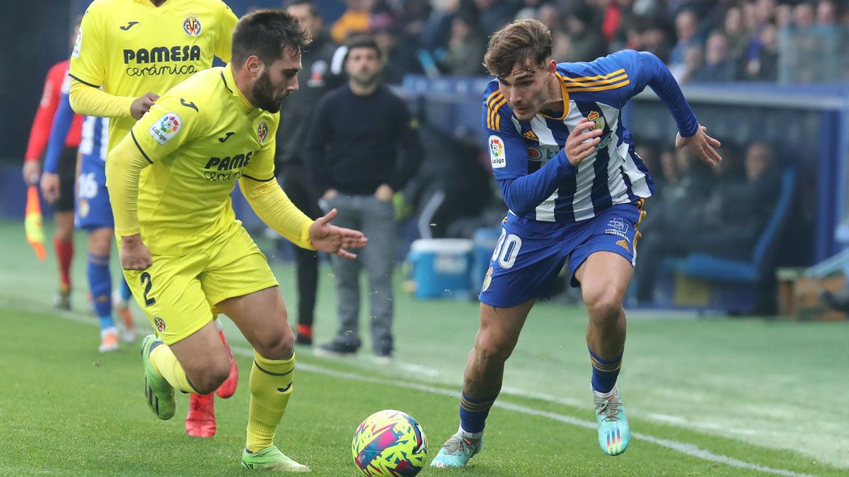 Vallejo encara a un rival ante el Villarreal B. | LALIGA
