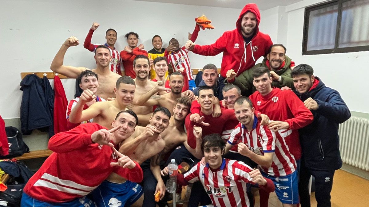 El Bembibre celebra su victoria en el derbi. :: | ATLETICOBEMBIBRE