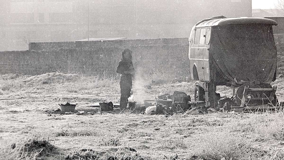 Amanecer del invierno de 1976 en una especie de ‘caravana’ y con una de esas heladas que han hecho de León la ‘capital del frío’. | FERNANDO RUBIO