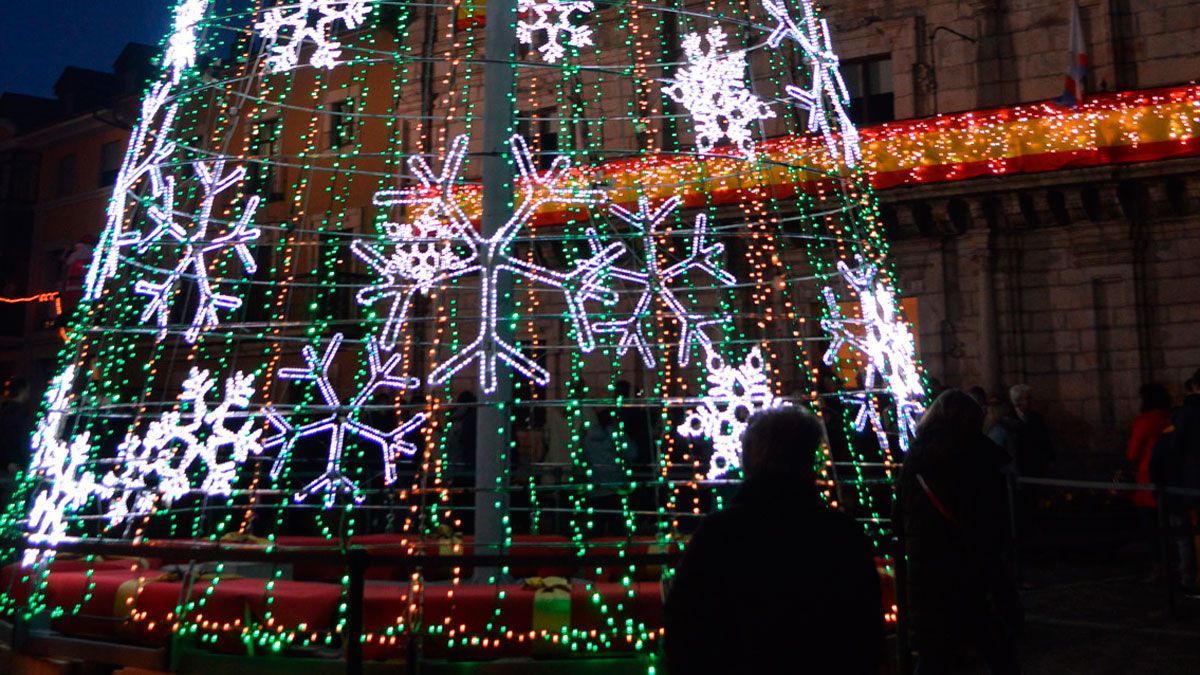 Árbol de Navidad con luces ubicado frente al Ayuntamiento de Ponferrada | Mar Iglesias